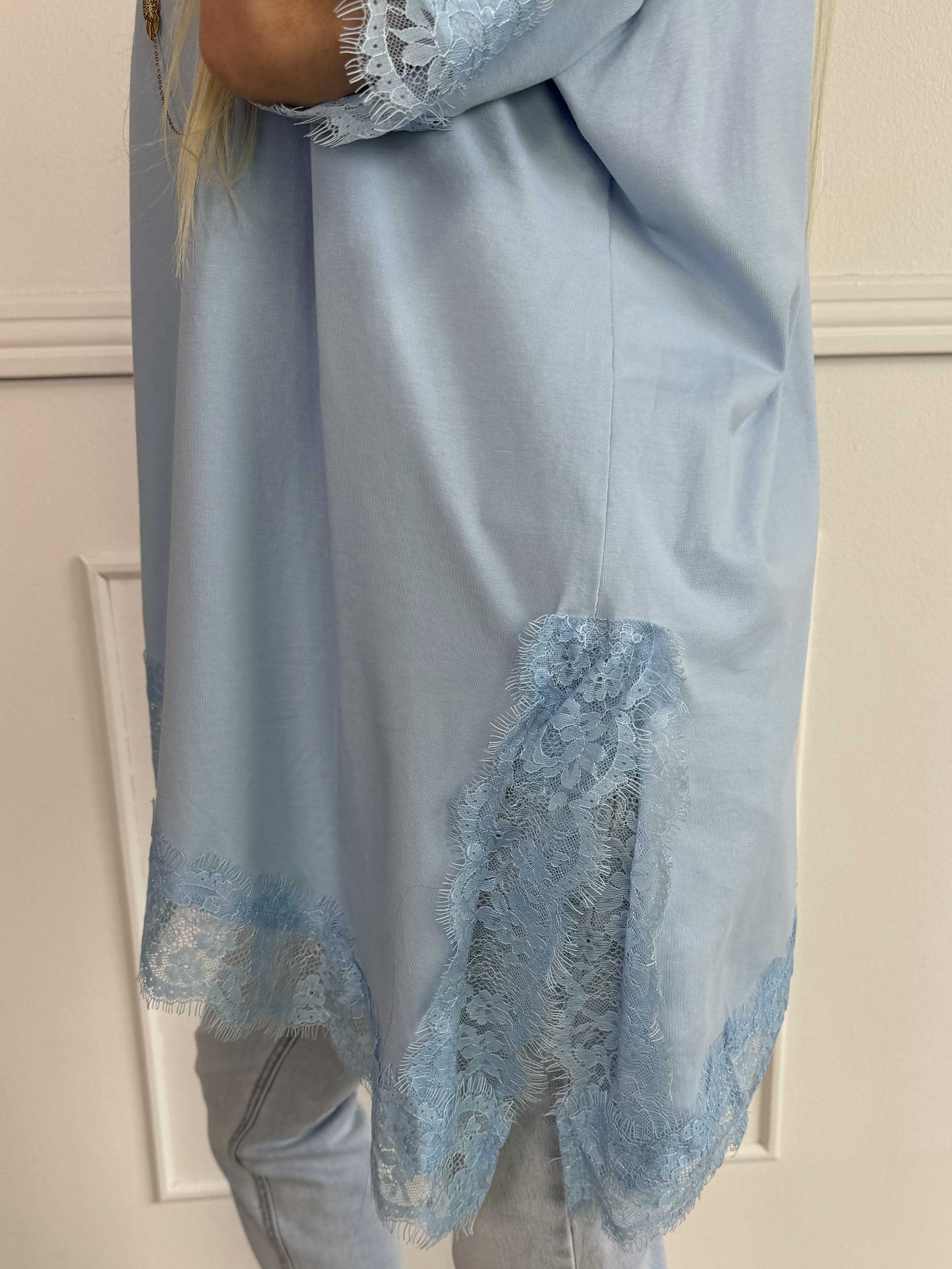 Nitza - T-shirt i blød bomuld med skråtskåret bund og elegante blondekanter